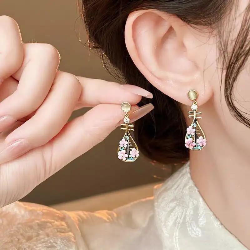 Boucles d'oreilles pendantes or en forme de luth japonais fleuri