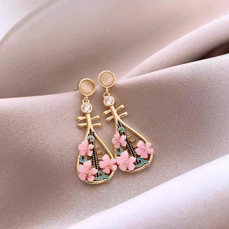 Boucles d'oreilles pendantes or en forme de luth japonais fleuri