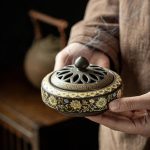 Brûleur d'encens en céramique ajouré avec motifs de pétales
