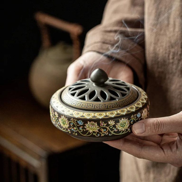 Brûleur d'encens en céramique ajouré avec motifs de pétales