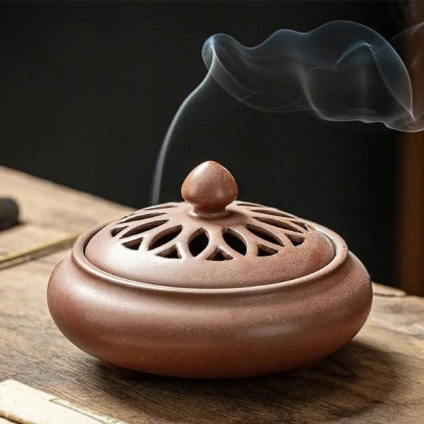 Brûleur d'encens en céramique ajouré avec motifs de pétales
