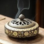 Brûleur d'encens en céramique ajouré avec motifs de pétales - Beige Fleurs Dorées