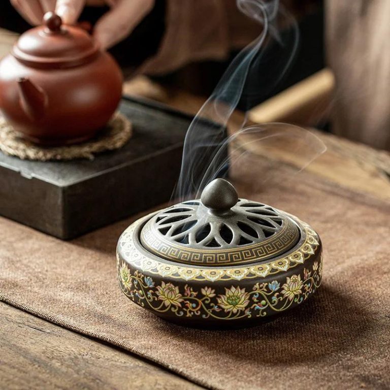 Brûleur d'encens en céramique ajouré avec motifs de pétales