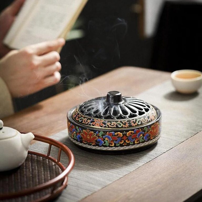 Brûleur d'encens en céramique émaillée à motifs floraux