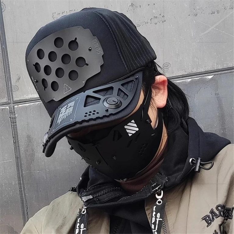 Casquette Techwear avec masque facial amovible et éléments métalliques ajourés