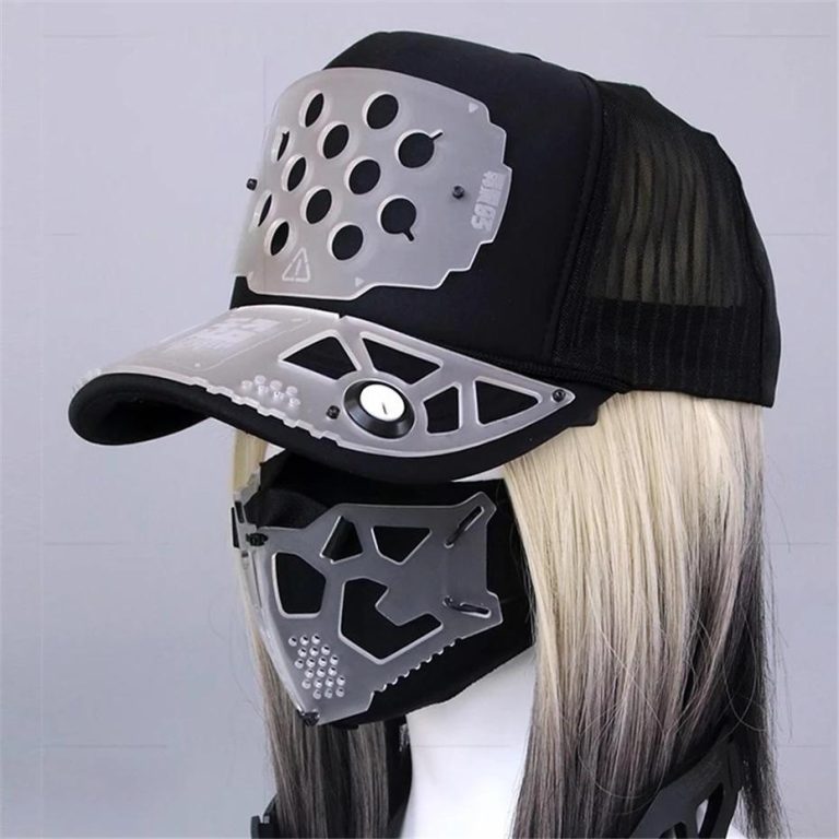 Casquette Techwear avec masque facial amovible et éléments métalliques ajourés