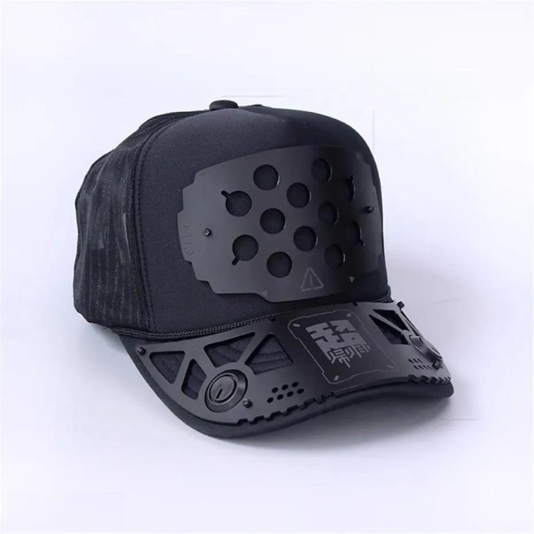 Casquette Techwear avec masque facial amovible et éléments métalliques ajourés