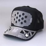 Casquette Techwear avec masque facial amovible et éléments métalliques ajourés