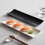 Plateau sushi en céramique à rainures et bords relevés