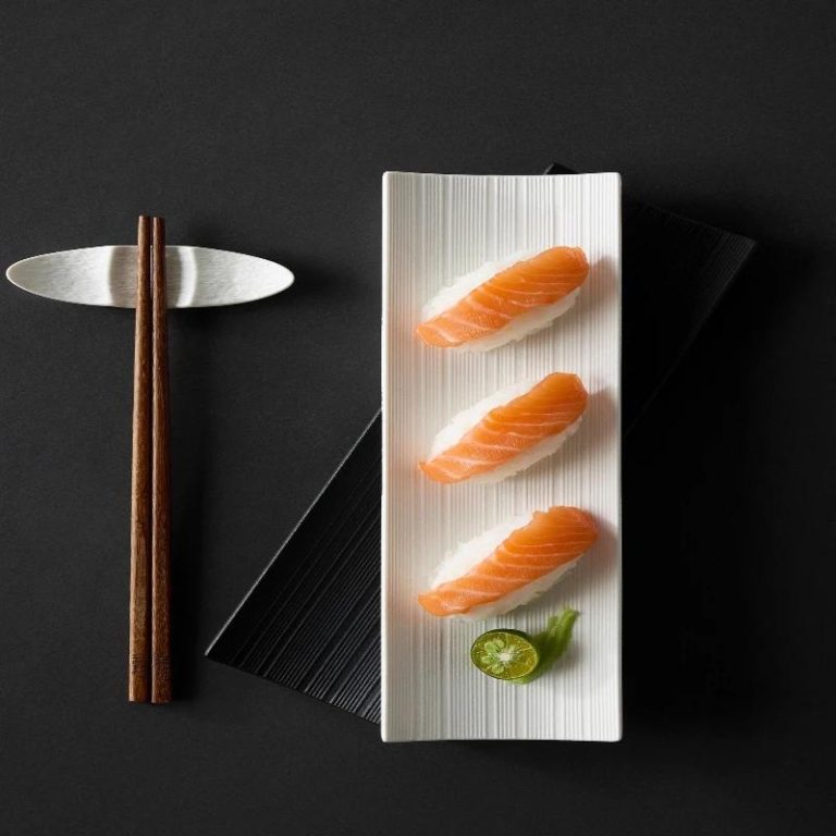 Plateau sushi en céramique à rainures et bords relevés