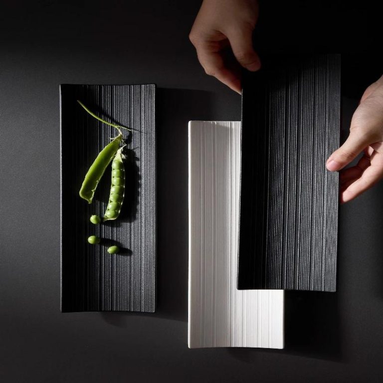 Plateau sushi en céramique à rainures et bords relevés