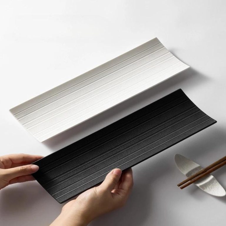 Plateau sushi en céramique à rainures et bords relevés