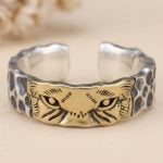 Bague tête de tigre aux yeux gravés en finition bicolore dorée et argent vieilli ajustable