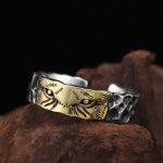 Bague-tete-de-tigre-aux-yeux-graves-en-finition-bicolore-doree-et-argent-vieilli-picture-1