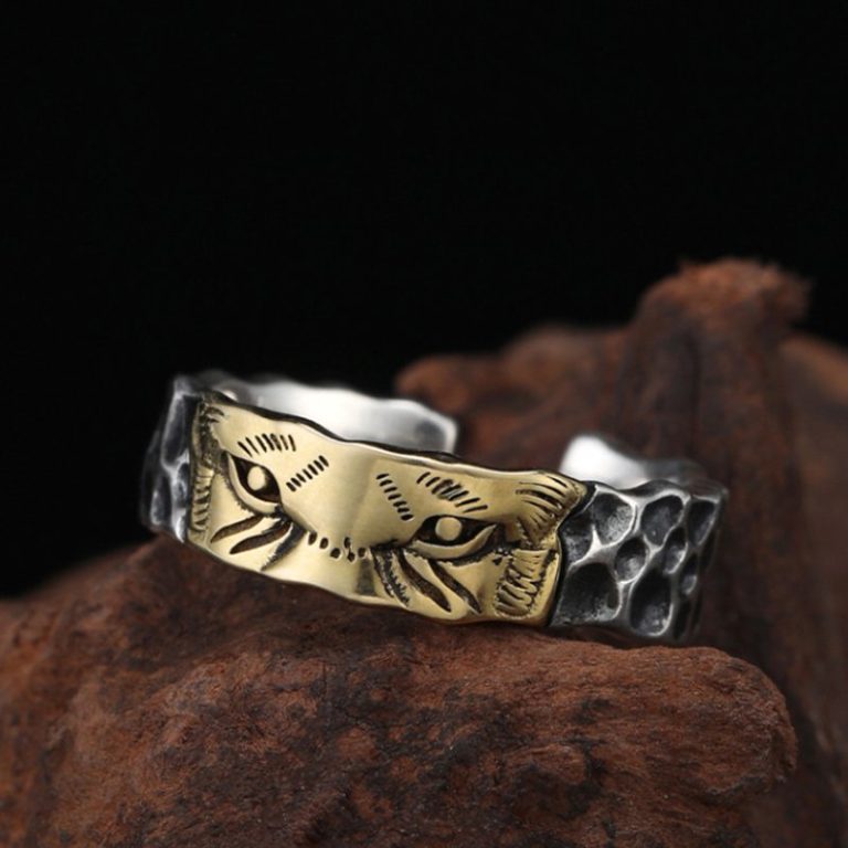 Bague-tete-de-tigre-aux-yeux-graves-en-finition-bicolore-doree-et-argent-vieilli-picture-1