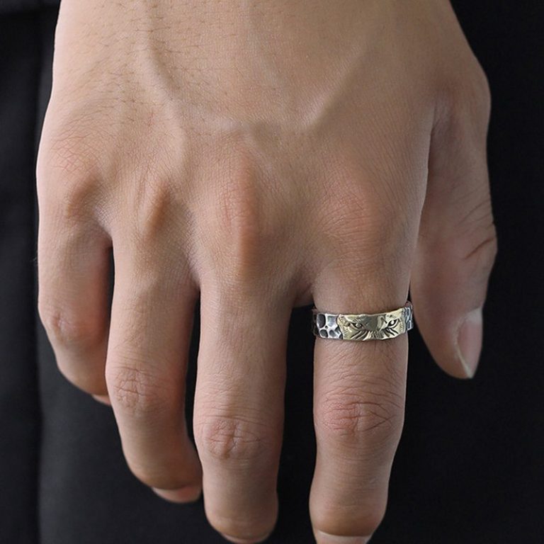 Bague-tete-de-tigre-aux-yeux-graves-en-finition-bicolore-doree-et-argent-vieilli-picture-2