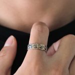 Bague-tete-de-tigre-aux-yeux-graves-en-finition-bicolore-doree-et-argent-vieilli-picture-3