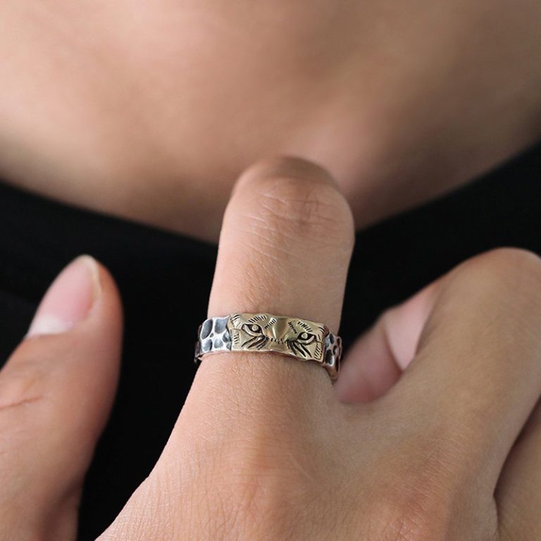 Bague-tete-de-tigre-aux-yeux-graves-en-finition-bicolore-doree-et-argent-vieilli-picture-3