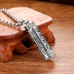 Collier-avec-pendentif-tibetain-en-argent-cylindrique-grave-de-mantras-bouddhist-picture-1