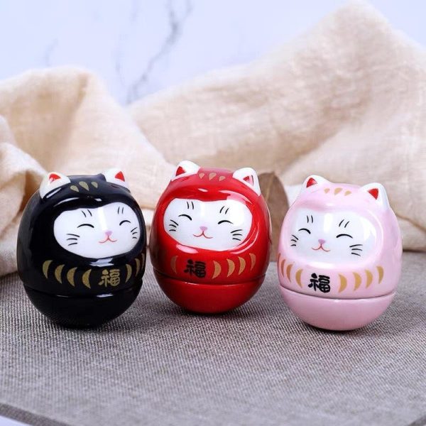 Figurine daruma maneki neko porte-bonheur en céramique émaillée aux motifs dorés