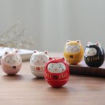 Figurine daruma maneki neko porte-bonheur en céramique émaillée aux motifs dorés