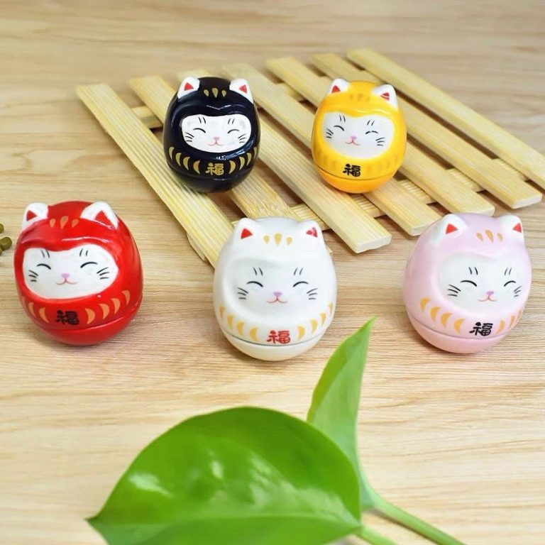 Figurine daruma maneki neko porte-bonheur en céramique émaillée aux motifs dorés