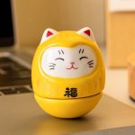 Figurine daruma maneki neko porte-bonheur en céramique émaillée aux motifs dorés - Jaune