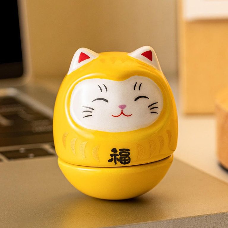 Figurine daruma maneki neko porte-bonheur en céramique émaillée aux motifs dorés - Jaune