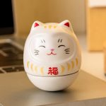 Figurine daruma maneki neko porte-bonheur en céramique émaillée aux motifs dorés - Blanc