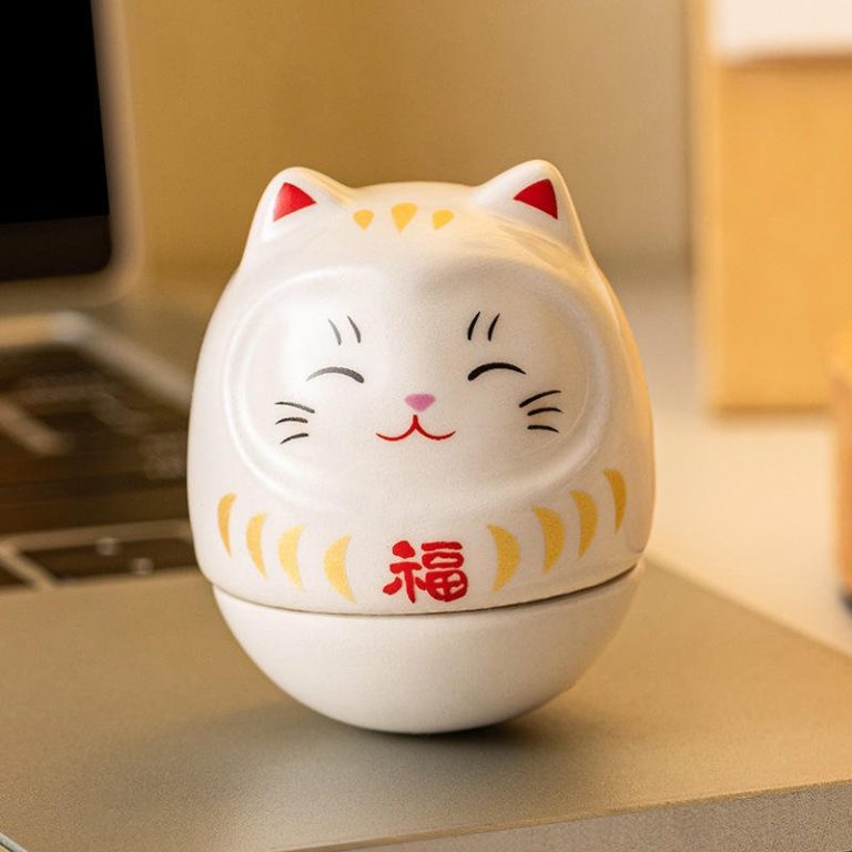 Figurine daruma maneki neko porte-bonheur en céramique émaillée aux motifs dorés - Blanc