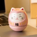 Figurine daruma maneki neko porte-bonheur en céramique émaillée aux motifs dorés - Rose