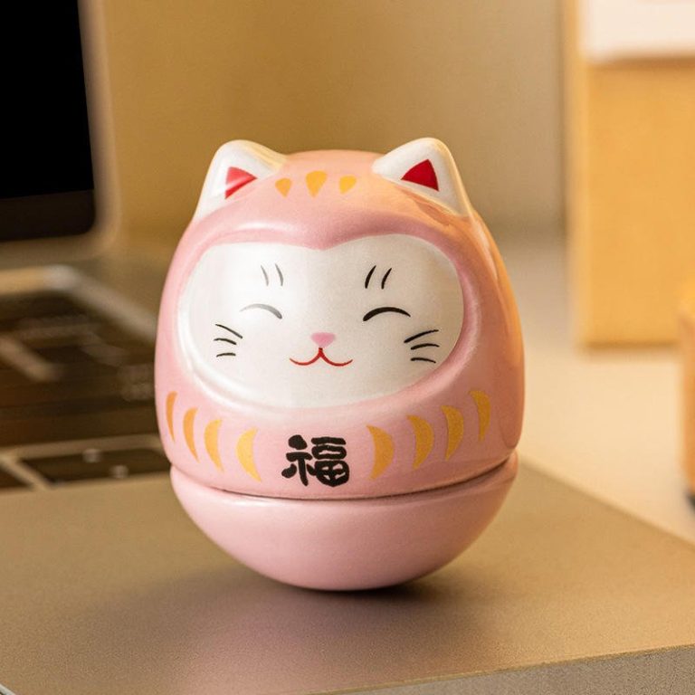 Figurine daruma maneki neko porte-bonheur en céramique émaillée aux motifs dorés - Rose