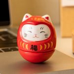 Figurine daruma maneki neko porte-bonheur en céramique émaillée aux motifs dorés - Rouge