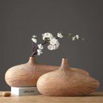 Grand-vase-decoratif-design-en-resine-a-stries-rayonnantes-picture-1