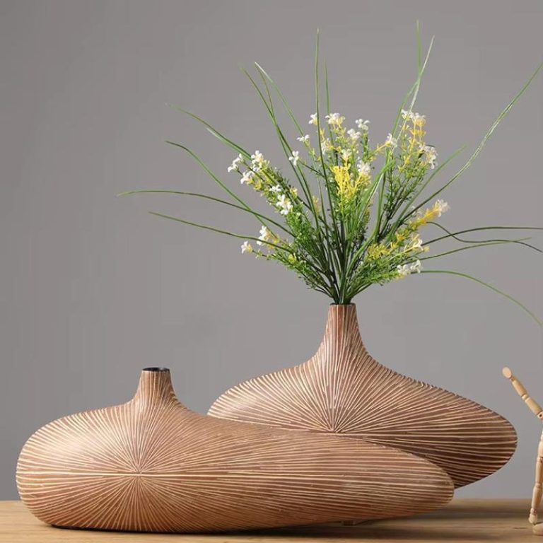 Grand-vase-decoratif-design-en-resine-a-stries-rayonnantes-picture-2