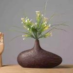 Grand-vase-decoratif-design-en-resine-a-stries-rayonnantes-picture-3