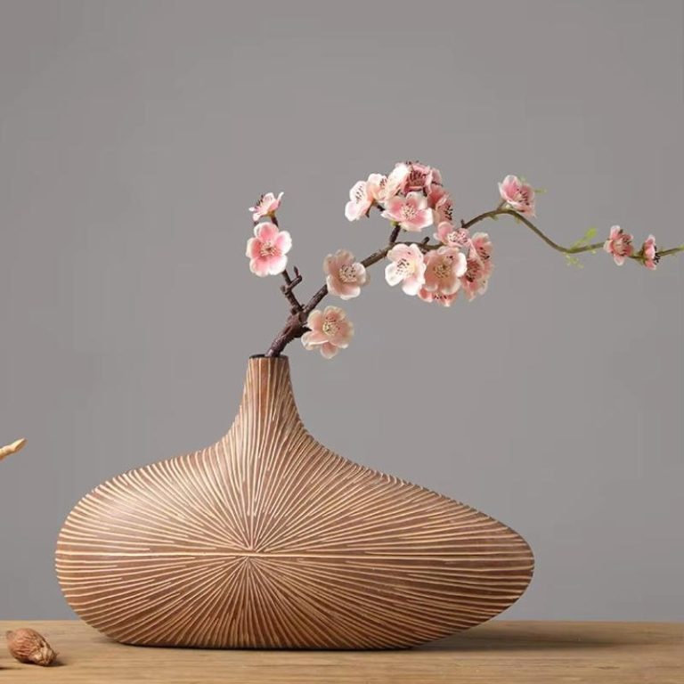 Grand-vase-decoratif-design-en-resine-a-stries-rayonnantes-picture-4