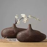 Grand-vase-decoratif-design-en-resine-a-stries-rayonnantes-picture-9