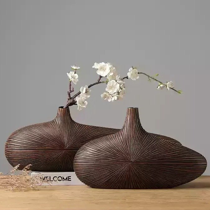 Grand-vase-decoratif-design-en-resine-a-stries-rayonnantes-picture-9