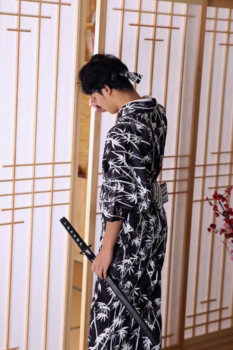 Kimono traditionnel japonais en polyester noir à motifs de bambou blanc avec ceinture obi