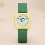 Montre à quartz au boîtier carré minimaliste et cadran rond avec aiguilles contrastées