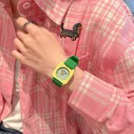 Montre à quartz au boîtier carré minimaliste et cadran rond avec aiguilles contrastées