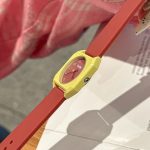 Montre à quartz au boîtier carré minimaliste et cadran rond avec aiguilles contrastées
