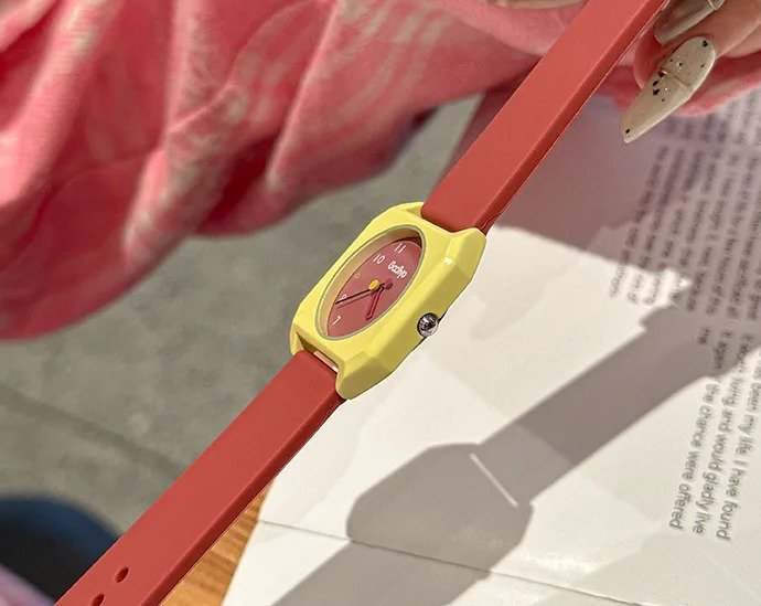 Montre à quartz au boîtier carré minimaliste et cadran rond avec aiguilles contrastées