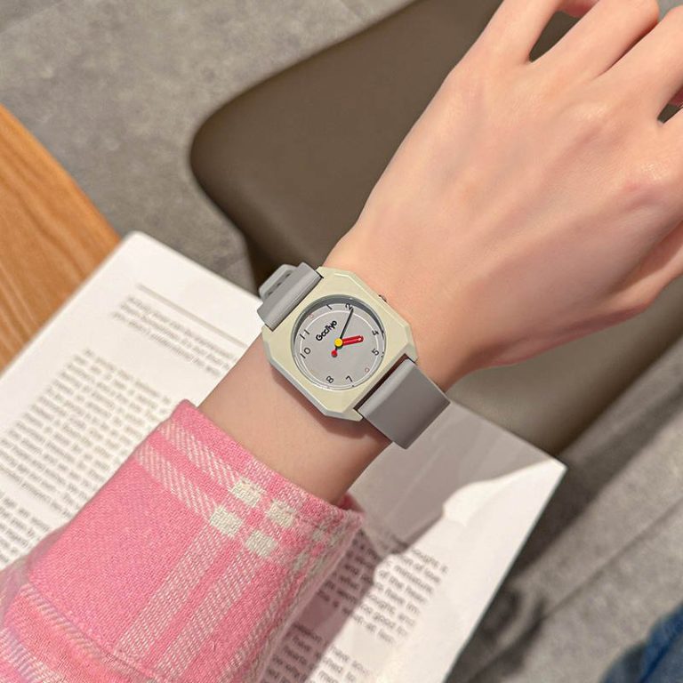 Montre à quartz au boîtier carré minimaliste et cadran rond avec aiguilles contrastées