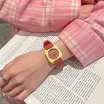 Montre à quartz au boîtier carré minimaliste et cadran rond avec aiguilles contrastées