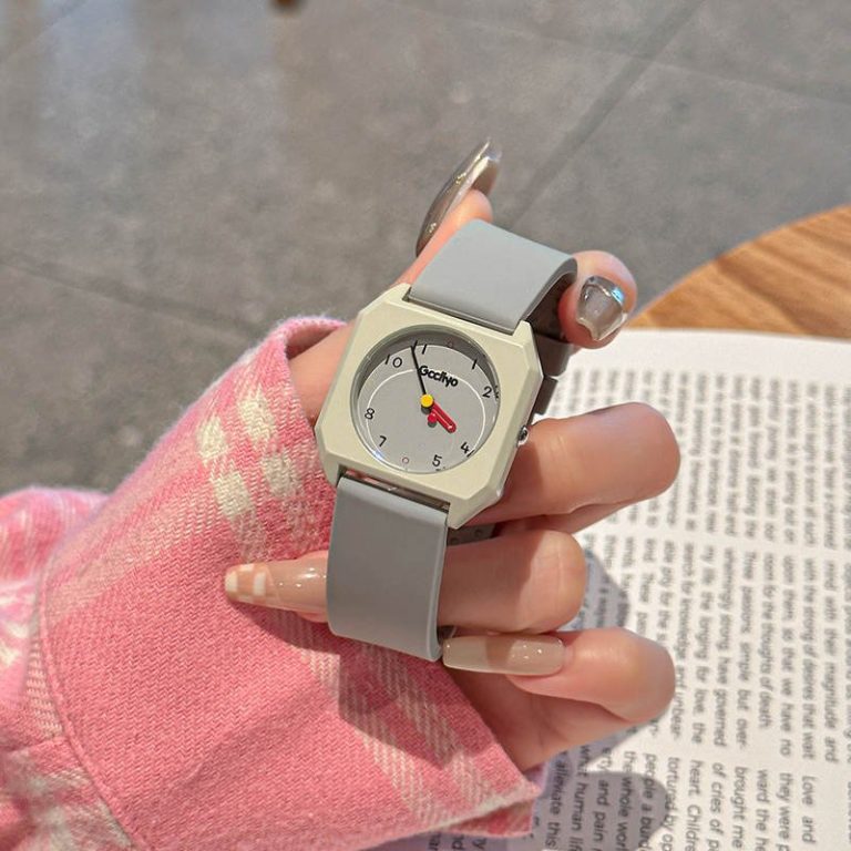 Montre à quartz au boîtier carré minimaliste et cadran rond avec aiguilles contrastées