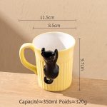 Mug chat kawaii en céramique cannelée avec chat en relief 3D accroché au rebord - Jaune avec chat noir