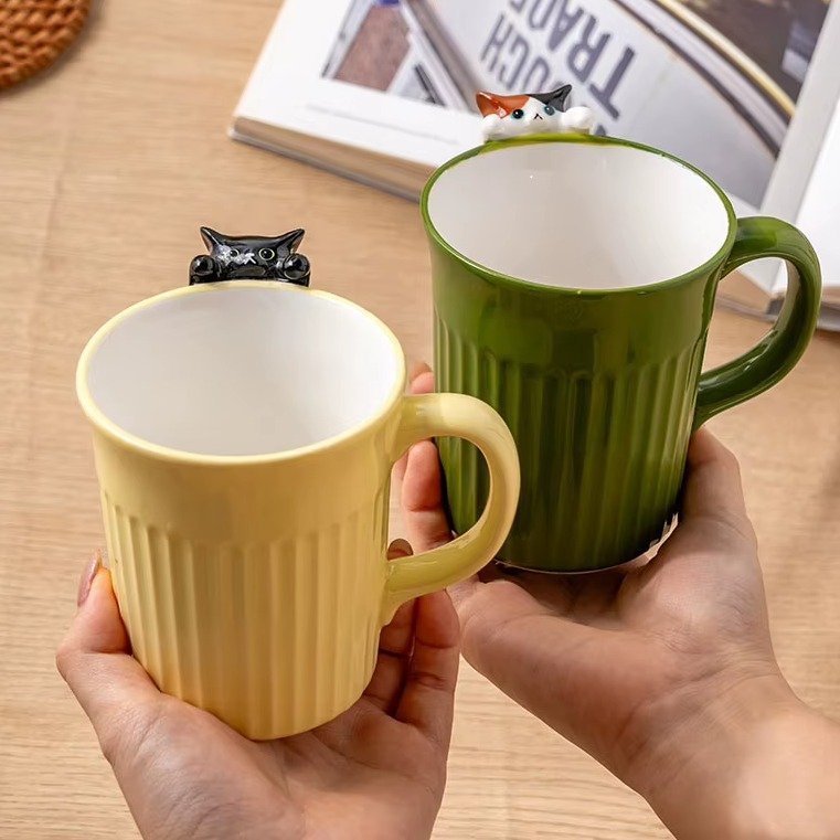 Mug chat kawaii en céramique cannelée avec chat en relief 3D accroché au rebord