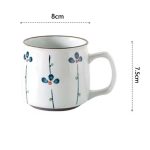 Mug en céramique fait main à motifs floraux japonais avec liseré doré - Tiges Florales Bleues sur Fond Blanc